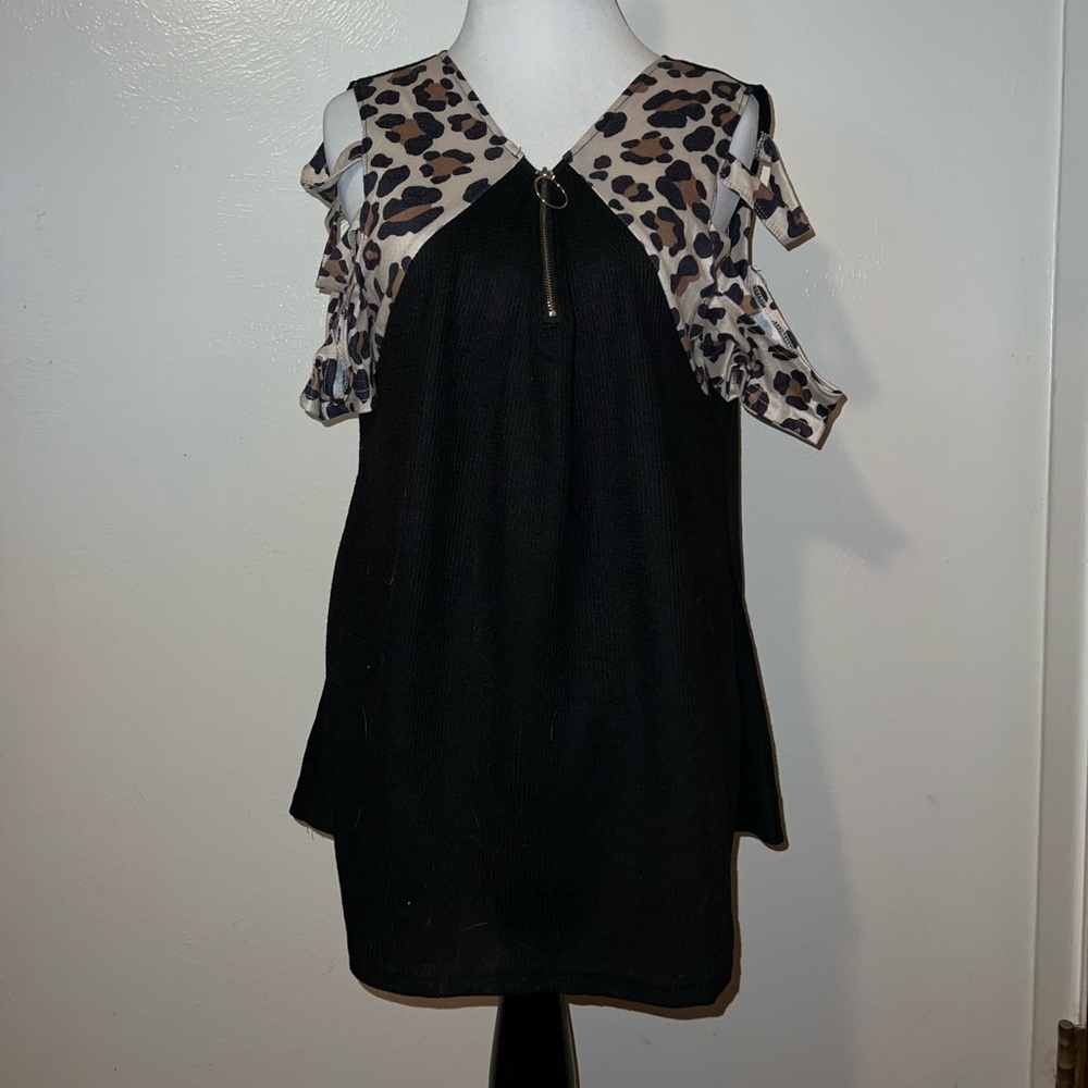 Women’s top with open shoulders. New with out tags
